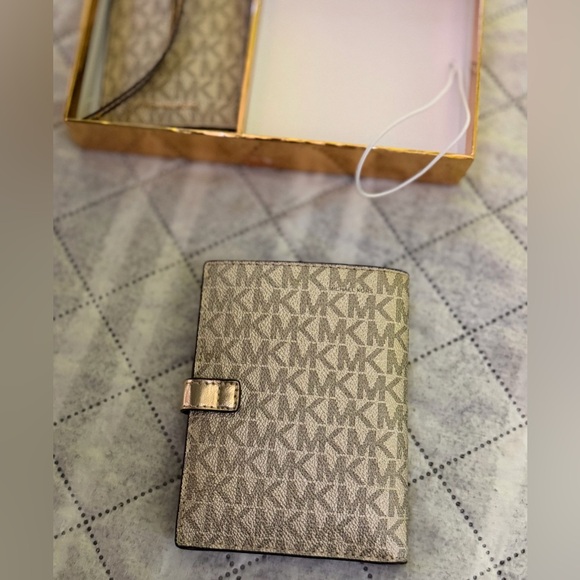 Michael Kors Travel Set - Picture 7 of 13